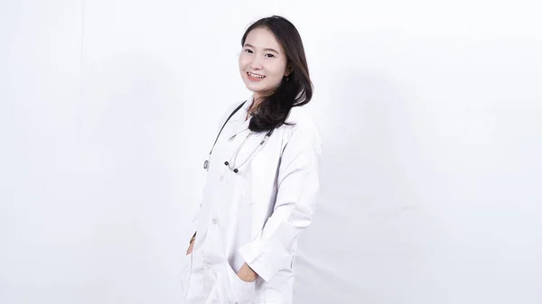 Läkare Asiatisk Kvinna Med Stetoskop Isolerad Vit Bakgrund — Stockfoto