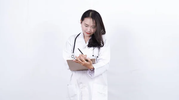 聴診器が隔離された白い背景を持つ医師アジア人女性 — ストック写真