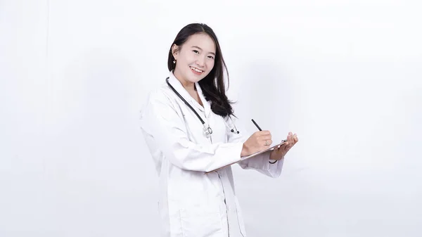 Orvos Ázsiai Sztetoszkóppal Izolált Fehér Háttér — Stock Fotó