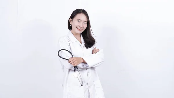 Dokter Aziatische Vrouw Met Stethoscoop Geïsoleerde Witte Achtergrond — Stockfoto