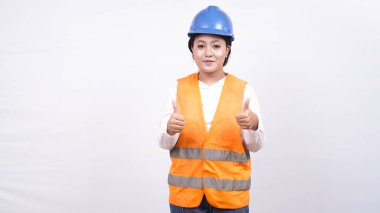 Asyalı inşaat mühendisi beyaz arka plan tamam jest
