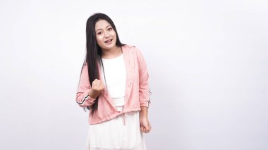 Asyalı kadınların kazanma ifadesi izole edilmiş ehite arkaplan