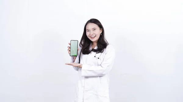 Asiático Mujer Médico Celebración Verde Pantalla Teléfono Aislado Blanco Fondo —  Fotos de Stock
