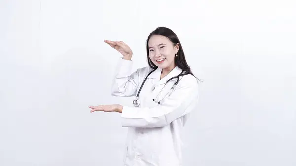 Лікар Азіатська Жінка Вказує Лівий Порожній Простір Ізольований Білий Фон — стокове фото