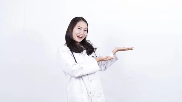 Γιατρός Ασιατική Γυναίκα Δείχνει Δεξιά Κενό Χώρο Απομονωμένο Λευκό Φόντο — Φωτογραφία Αρχείου