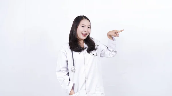 Лікар Азіатська Жінка Вказує Праворуч Порожній Простір Ізольований Білий Фон — стокове фото