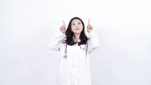 Medico Asiatico Donna Indicando Fino Spazio Vuoto Isolato Bianco Sfondo — Foto Stock