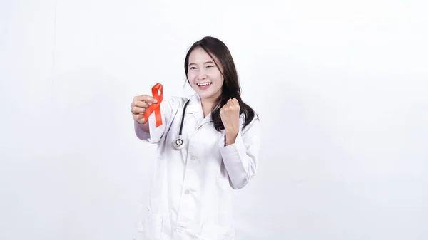 Γυναίκα Γιατρός Κρατώντας Κόκκινη Κορδέλα Ευαισθητοποίησης Του Καρκίνου — Φωτογραφία Αρχείου