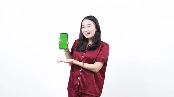 Wanita Mengenakan Piyama Memegang Hijau Layar Telepon Terisolasi Latar Belakang — Stok Foto