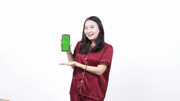 Mujer Usando Pijama Mantenga Teléfono Pantalla Verde Aislado Fondo Blanco —  Fotos de Stock
