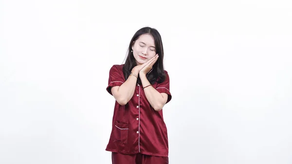 Jovem Mulher Asiática Vestindo Pijama Começou Dormir Isolado Fundo Branco — Fotografia de Stock