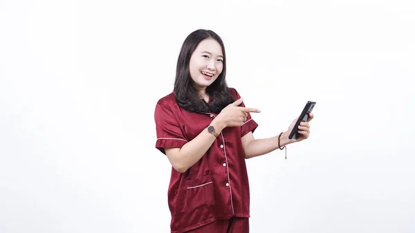 Portret Młodej Azjatki Noszącej Piżamę Wskazującą Telefon Odizolowane Białe Tło — Zdjęcie stockowe