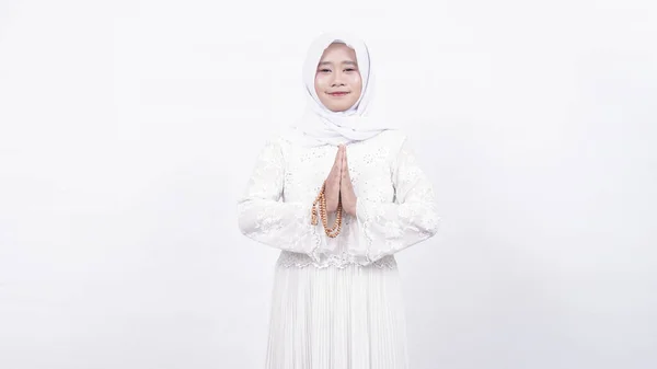 Asiatische Muslimin Mit Gebetsperlen Begrüßt Gäste Ied Fitr Gruß Vor — Stockfoto