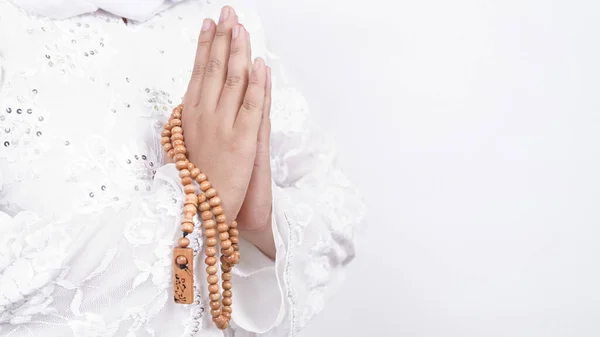 Tangan Dari Muslim Asia Perempuan Mengenakan Tasbih Menyambut Tamu Ied — Stok Foto