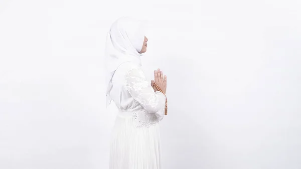 お客様を歓迎する祈りのビーズを身に着けているアジアのイスラム教徒の女性 Ied Fitr Greeting White Background — ストック写真