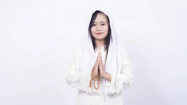 Asiatisk Muslimsk Kvinna Bär Bönepärlor Välkomnande Gäster Ied Fitr Hälsning — Stockfoto