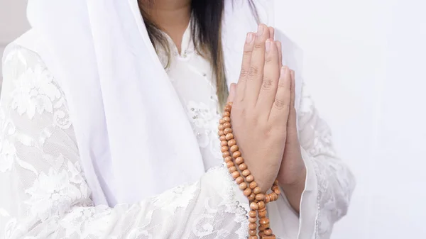 お客様を歓迎する祈りのビーズを身に着けているアジアのムスリム女性の手 Ied Fitr Greeting White Background — ストック写真