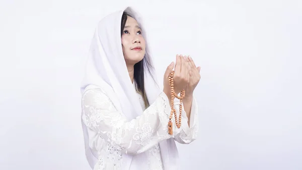 Aziatische Moslim Vrouw Dragen Gebed Kralen Bidden Witte Achtergrond — Stockfoto
