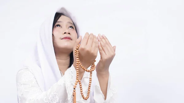 Wanita Muslim Asia Mengenakan Tasbih Berdoa Dengan Latar Belakang Putih — Stok Foto