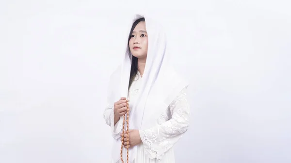 アジアのイスラム教徒の女性は白い背景にタシュビーで祈る祈りのビーズを着て — ストック写真