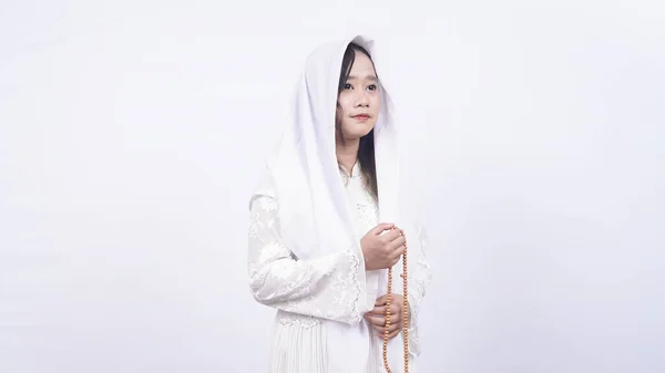Ασιάτισσα Μουσουλμάνα Γυναίκα Φορώντας Χάντρες Προσευχής Προσεύχονται Tasbih Λευκό Φόντο — Φωτογραφία Αρχείου