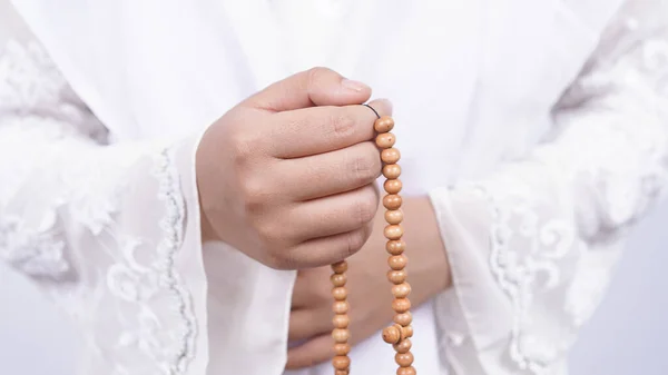 Wanita Muslim Asia Mengenakan Tasbih Berdoa Dengan Latar Belakang Putih — Stok Foto