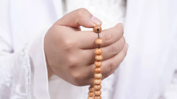 アジアのイスラム教徒の女性は白い背景にタシュビーで祈る祈りのビーズを着て — ストック写真