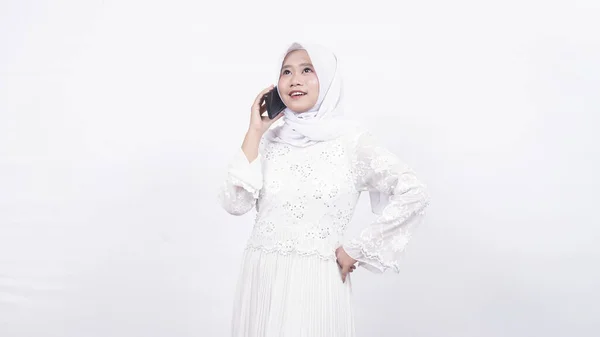 祈りのビーズを身に着けているアジアのイスラム教徒の女性は白い背景に彼女の友人を呼び出し — ストック写真