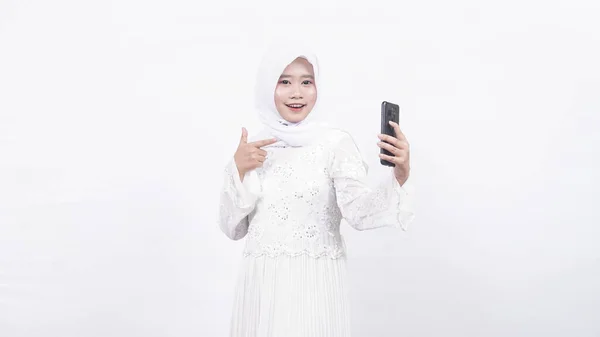 Asiatische Muslimische Frau Trägt Gebetsperlen Mit Leerem Bildschirmtelefon Vor Weißem — Stockfoto