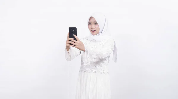 Asiatische Muslimische Frau Trägt Gebetsperlen Mit Leerem Bildschirmtelefon Vor Weißem — Stockfoto