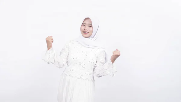 Ασιάτισσα Μουσουλμάνα Γυναίκα Φορώντας Χάντρες Προσευχής Κερδίζοντας Χειρονομία Λευκό Φόντο — Φωτογραφία Αρχείου