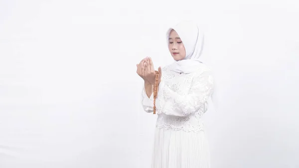 Ασιάτισσα Μουσουλμάνα Που Φοράει Χάντρες Προσευχής Προσεύχεται Λευκό Φόντο — Φωτογραφία Αρχείου