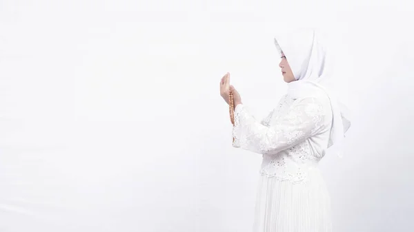 Asiatique Musulmane Femme Portant Des Perles Prière Prier Fond Blanc — Photo