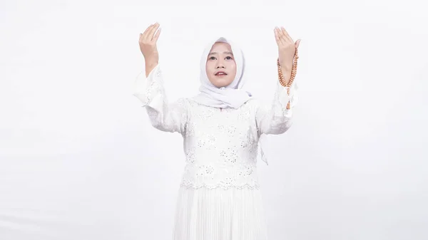 Mujer Musulmana Asiática Con Cuentas Oración Rezar Fondo Blanco — Foto de Stock