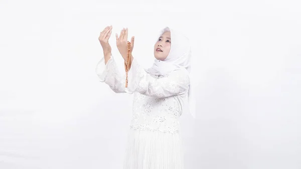 Wanita Muslim Asia Mengenakan Tasbih Berdoa Dengan Latar Belakang Putih — Stok Foto