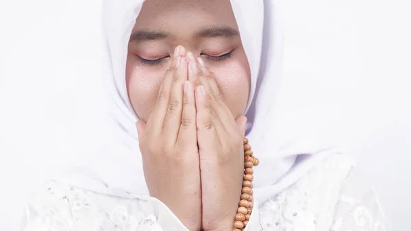 祈りのビーズを身に着けているアジアのイスラム教徒の女性は白い背景で祈る — ストック写真