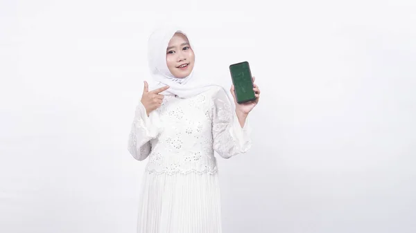 亚洲穆斯林妇女头戴祈祷珠子 手持白色背景的空白屏幕电话 — 图库照片