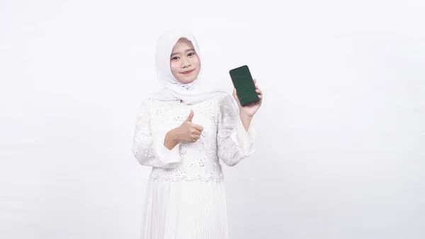 Asiatische Muslimische Frau Trägt Gebetsperlen Mit Leerem Bildschirmtelefon Vor Weißem — Stockfoto