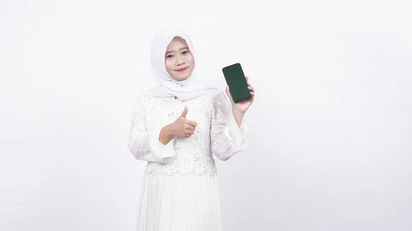 Asiatico Donna Musulmana Indossa Perline Preghiera Possesso Schermo Bianco Telefono — Foto Stock