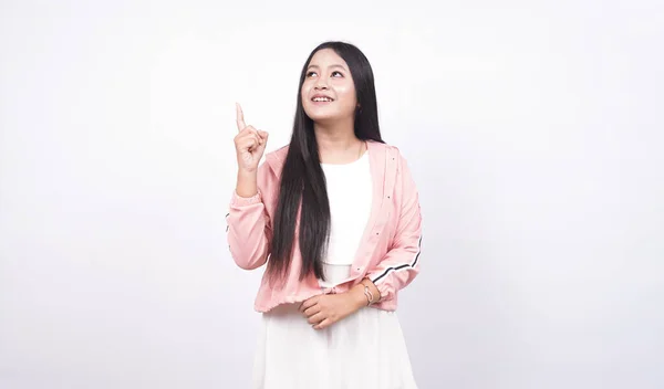 美しいアジア系の女性が白い背景を考え — ストック写真