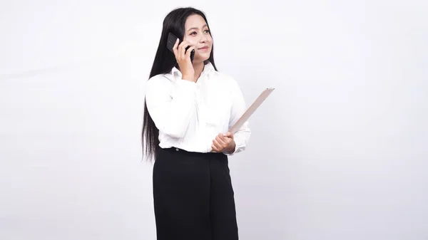 Азиатская Бизнес Женщина Держать Буфер Обмена Изолированный Белый Фон Телефоном — стоковое фото