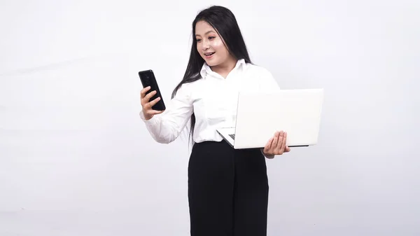 Asiático Mulher Negócios Segurar Laptop Isolado Fundo Branco — Fotografia de Stock