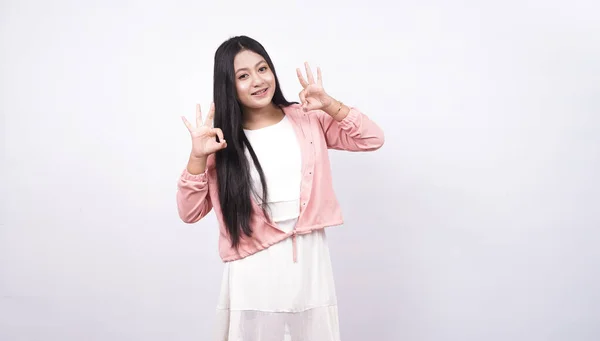 Vacker Asiatisk Kvinna Gest Isolerad Blå Bakgrund — Stockfoto