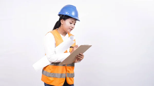 Aziatische Werknemer Vrouw Zie Project Holding Klembord Geïsoleerde Witte Achtergrond — Stockfoto