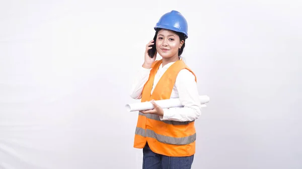 Asiatische Arbeiterin Hält Mit Telefon Isoliert Weißen Hintergrund — Stockfoto