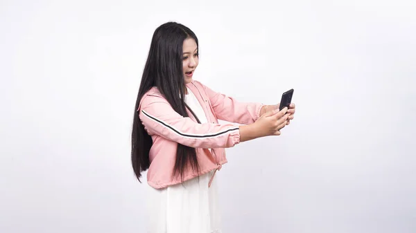 Azji Kobieta Zaskoczony Wyrażenie Zobacz Telefon Odizolowany Biały Tło — Zdjęcie stockowe