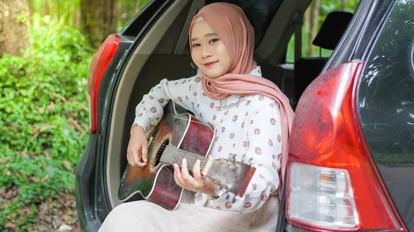 Mujer Asiática Tavelling Usando Hijab Jugando Guitarra Con Coche —  Fotos de Stock