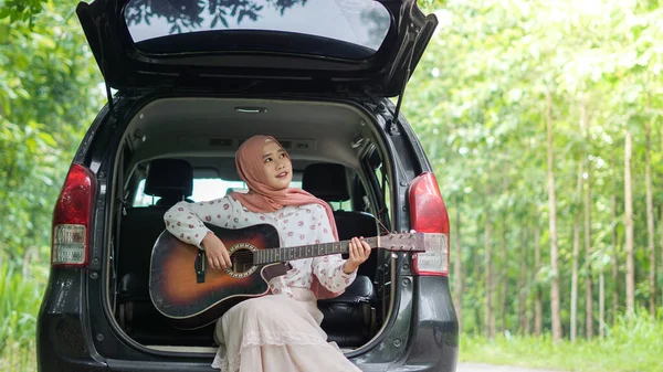 Ásia Mulher Tavelling Vestindo Hijab Jogar Guitarra Com Carro — Fotografia de Stock
