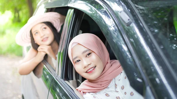 Porträt Einer Glücklichen Frau Hijab Die Mit Einem Freund Auto — Stockfoto