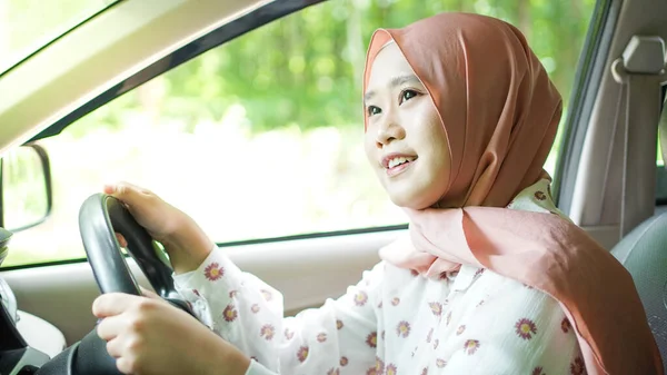 Retrato Mujer Feliz Con Hijab Viajando Con Amigo Coche —  Fotos de Stock